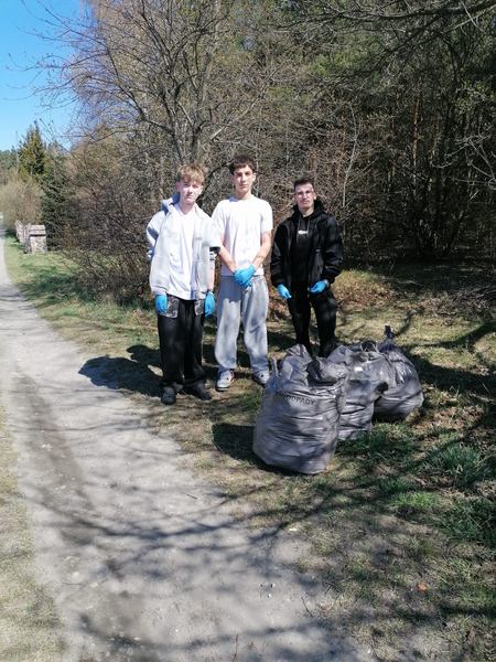     Wiosenne porządki i sprzątanie wokół szkoły i nie tylko. 